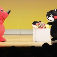 チーバくん（左）に熊本県特産の晩白柚をプレゼントするくまモン（共同）