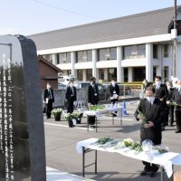 慰霊碑に花手向け「安らかに眠って」　津波被害受けた被災地・旭市で遺族ら悼む　【東日本大震災１１年】