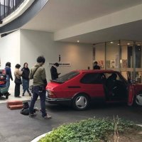 ホール出入り口で行われた撮影の様子（筒井さん提供）