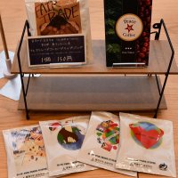 店で販売している生徒がデザインしたパッケージのフェアトレードコーヒー
