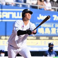 ８回千葉ロッテ無死、藤岡が右越えにソロを放つ