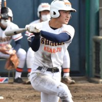 鎌倉学園との練習試合で適時三塁打を放つ木更津総合・須永＝袖ケ浦市営
