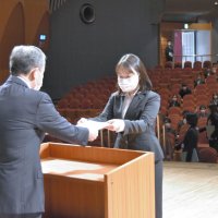 穴沢副知事（左）から辞令を受け取る新入職員＝１日、千葉市中央区の県文化会館