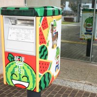 大きなとみちゃんの笑顔のイラストが目を引くラッピングポスト＝富里市役所
