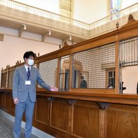 工事が完了した佐原三菱館の受付カウンターなどの内装について説明する担当者