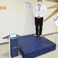 五輪表彰台、間近で見て　匝瑳・八日市場ドームに展示