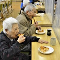 「ドミノ・ピザ」が地域貢献　ホーム入居者に６０枚無料配達　船橋　お年寄り「１回食べてみたかった」