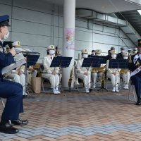 トークライブを行う寺島さん（右）。交通事故防止へ「時間にゆとりをもって譲り合いの運転を」と呼び掛けた＝９日、千葉市中央区