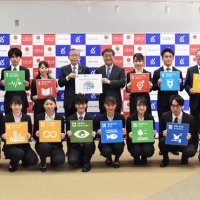 取り組みの成果を発表した参加学生ら