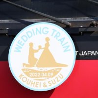 ２人のシルエットを描いたヘッドマーク