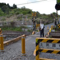 千葉市緑区の土気踏切。幅は２メートルほどで、現在は歩行者と自転車のみが通行可能となっている＝４月１９日