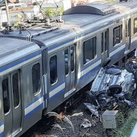 昨年１０月に土気踏切内で起こった事故の様子。ＪＲ外房線の快速電車と衝突し、軽乗用車が大破した＝千葉市緑区