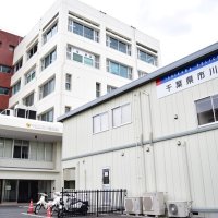 緊急走行のパトカー、中学生乗る自転車と衝突　市川署、自転車を追跡中に