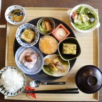 レストラン「御料鶴」で提供されている、地元の食材を使った料理＝３月、成田市（共同）
