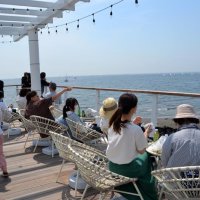 涼求め、海辺にぎわう　千葉県内、各地で夏日　稲毛海浜公園のウッドデッキ人気