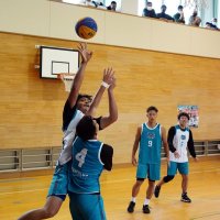 紅白戦でプレーを披露する選手たち
