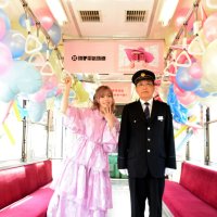 コラボ電車に乗車したきゃりーぱみゅぱみゅさん（左）と竹本勝紀社長