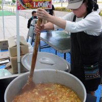 コンサート会場前では、カテリーナさんの母親が監修したウクライナ発祥の料理「ボルシチ」が提供された
