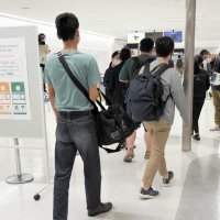 入国上限１日２万人に拡大　成田空港に続々と　リスク分類で検査免除も　訪日観光は１０日解禁