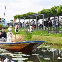 【動画あり】新郎新婦の門出祝福　嫁入り舟で園内巡る　香取・あやめパーク