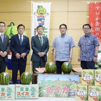富里市からスイカの贈呈を受ける岸田首相（右から２人目）＝７日午前、首相官邸（共同）