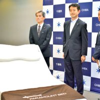 県内２宿泊施設に導入するパラマウントベッドの貸与式＝県庁