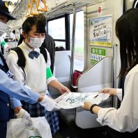 痴漢、盗撮防止へ高校生ら啓発活動　ＪＲ佐原駅前など