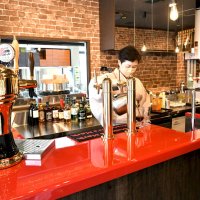 アイリッシュ・コーヒーなどアルコール飲料を作る洋風のカウンター