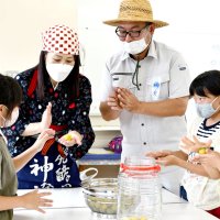 手塩にかけて　梅干し作り　神崎の米沢小４年生が食文化体験