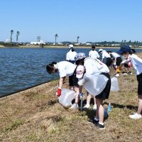 ２４０人で河川敷清掃　香取　黒部川レガッタ前にクリーン作戦