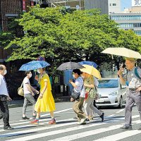 千葉市中央区の交差点では日傘を差す通行人の姿が目立った＝３０日午後２時ごろ