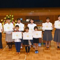 １人で川に入る小学生引き留め事故防ぐ／電車で倒れた高校生を救助　人命救助や復興支援に貢献　児童生徒ら１１人１団体表彰　鋸南
