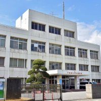「イライラしてやった」　信号待ちの車を壊した疑い　椅子で打ち付け、蹴り…　いすみの県道