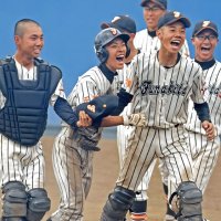 船橋北―千城台　９回裏船橋北２死三塁、野口（左から２人目）のサヨナラ内野安打で喜びを爆発させる船橋北ナイン＝県総合ＳＣ
