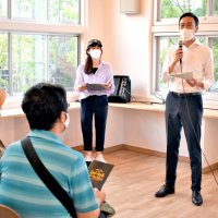 オープニングイベントであいさつする小湊鉄道の石川社長（右）