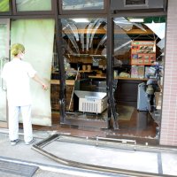【速報】パン店「リヨン」に車突っ込む、客３人が軽傷　「ブレーキ踏もうとしてアクセルを…」　市原