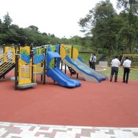 児童センターの屋外に設置したインクルーシブ遊具
