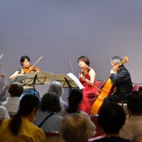 「５弦」迎え感謝の調べ　千葉交響楽団　コントラバス購入援助受け高齢者施設で演奏　佐倉