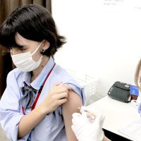 夏休み前、ワクチン接種に若者ら列　千葉県の集団接種会場　コロナ第７波受け増加