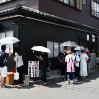 開店前からウナギを求めて多くの観光客らが列を作った