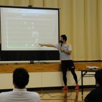 タグラグビーのルールを解説する栗原マネージャー
