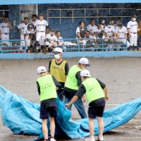 西武台千葉―野田中央　降雨中断しグラウンドを見つめる野田中央ナイン＝１４日、船橋市民