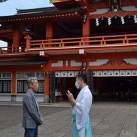 山本宮司（右）から千葉神社の由来などを聞く岡本さん＝２０日、千葉市中央区