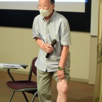 長崎で被爆した際に破片が突き刺さり負傷した左足を見せる枝光さん＝８日、千葉県庁
