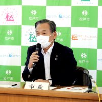 コロナ感染拡大に伴う医療ひっ迫などについて話す松戸市の本郷谷市長＝７月２７日
