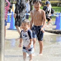 猛暑の中で水遊びを楽しむ子どもたち＝２日午後３時ごろ、千葉市中央区の青葉の森公園
