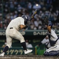 興南―市船橋　９回裏市船橋１死満塁、死球を受ける代打黒川。押し出しでサヨナラ勝ちした
