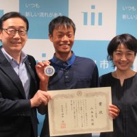 カヌー国際ジュニアＶ　山本さん（昭和学院高）市川市長に報告