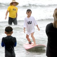 ボードに立って進めたよ！　小学生が地元・片貝海岸の波満喫　九十九里町がサーフィン教室