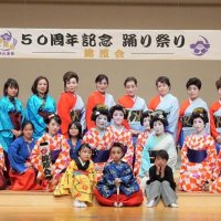 ５０周年記念公演を行った錦照会の門下生ら（同）